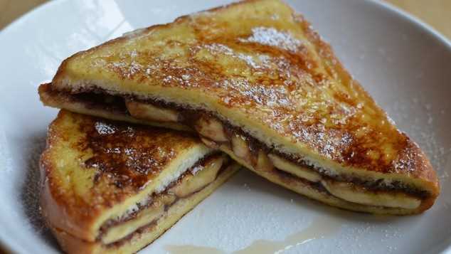 Το πιο εύκολο και γρήγορο γλυκό του χειμώνα: Τοστ με μπανάνες και σοκολάτα στο φούρνο