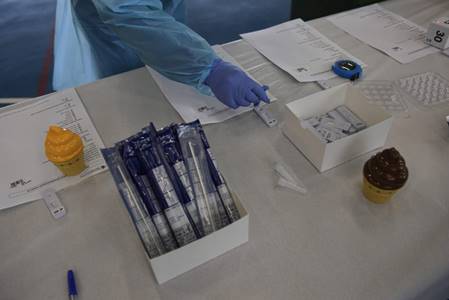 Για πρώτη φορά επιβεβαιώνεται σε ανθρώπους μόλυνση με δύο διαφορετικούς τύπους κορονοϊού