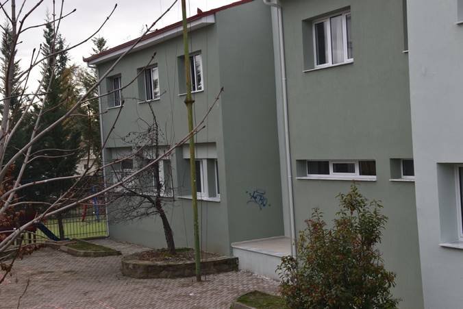 Άγνωστοι ζωγράφισαν στο φρεσκοβαμμένο 3ο Δημοτικό Σχολείο, στο οποίο είναι σε εξέλιξη οι εργασίες ενεργειακής αναβάθμισης