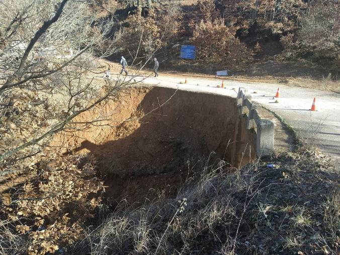 Διακοπή Κυκλοφορίας στο δρόμο Χάνι Μπιρίκι- Απόσκεπος.  Πτώση Τοιχοπτερυγίου Υφιστάμενου Γεφυριού