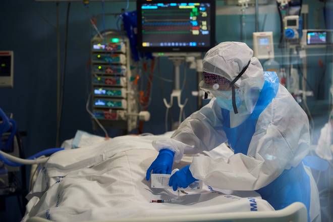 Κορωνοϊός: Πέντε νεκροί 35-58 ετών μέσα σε 24 ώρες – Οι τέσσερις δεν είχαν υποκείμενα νοσήματα