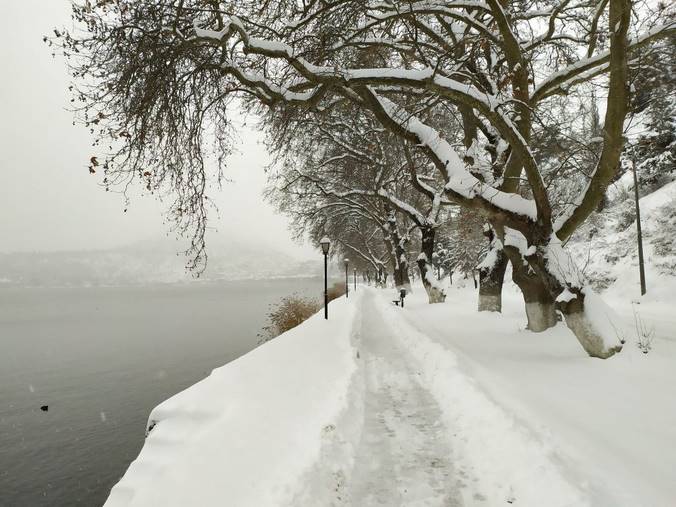Καστοριά: Ξεπέρασε τους 30 πόντους το χιόνι μέσα στην πόλη