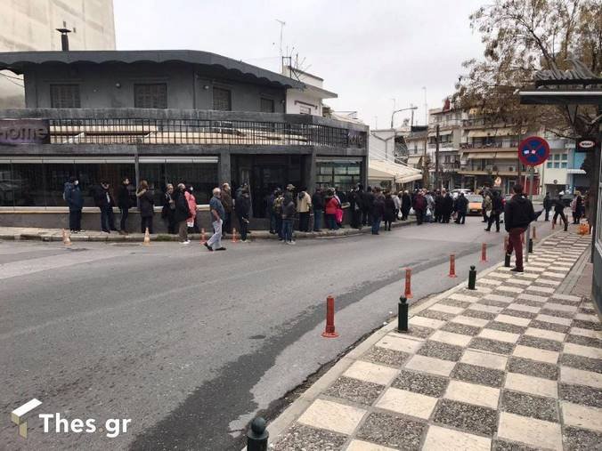 Εικόνες κατοχής στην Θεσσαλονίκη – Ουρά σε   κατάστημα που μοιράζει δωρεάν φαγητό (φώτο)