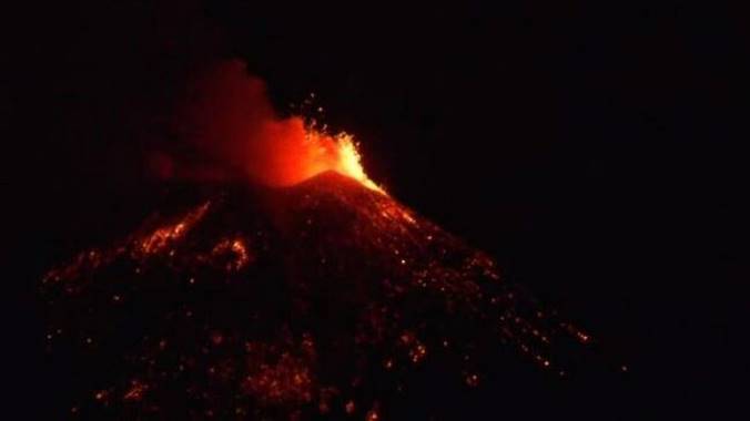 «Ξύπνησε» η Αίτνα: Τέφρα και λάβα υψώνονται στον ουρανό της Σικελίας