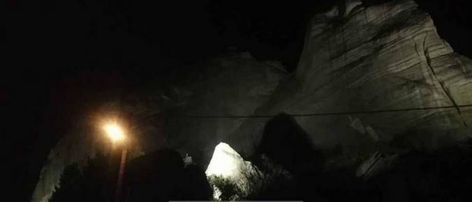 Μετέωρα – σεισμός: μεγάλος βράχος αποκολλήθηκε κι έπεσε δίπλα σε σπίτια (εικόνες)