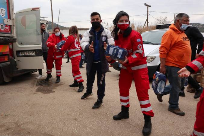 Σεισμός Ελασσόνα: «Δεν μας δίνουν τα τρόφιμα που έχουν συγκεντρωθεί»