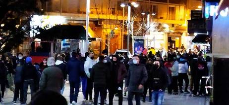 “Πάρτι” Αποκριάς σε κεντρική πλατεία και πεζόδρομο της Κοζάνης από τη νεολαία της πόλης-Βίντεο και φωτογραφίες