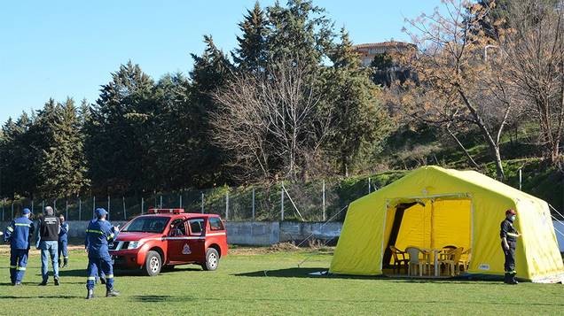 Ελασσόνα: Στήνουν σκηνές στα χωριά που επλήγησαν για να διανυκτερεύσουν οι πολίτες
