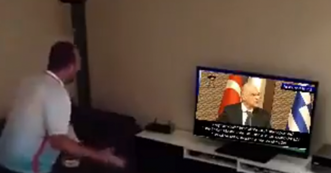 Viral: Έξαλλος Τούρκος σπάει την τηλεόραση του βλέποντας τις δηλώσεις Δένδια στην Άγκυρα [βίντεο]