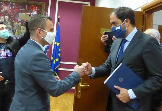 Τον Υφυπουργό Υποδομών και Μεταφορών, κ. Γιάννη Κεφαλογιάννη, υποδέχθηκε σήμερα στο Δημαρχείο, ο Δήμαρχος Καστοριάς, Γιάννης Κορεντσίδης