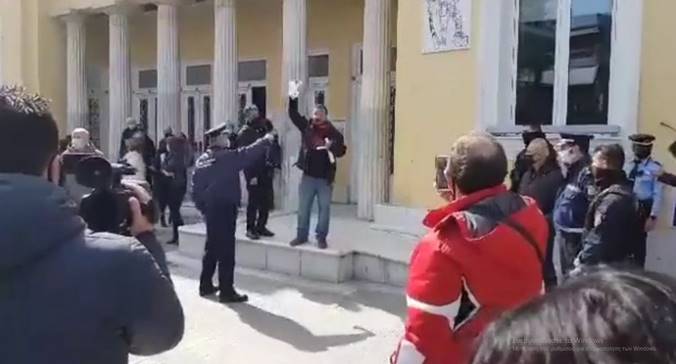 Aρνητής μάσκας έξω από το δημαρχείο Κοζάνης καλούσε σε ανυπακοή και μη τήρηση των μέτρων– Βίντεο