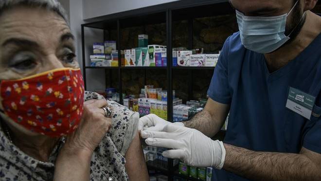 Ελεύθερα σε κλειστούς χώρους όσοι έχουν κάνει το εμβόλιο