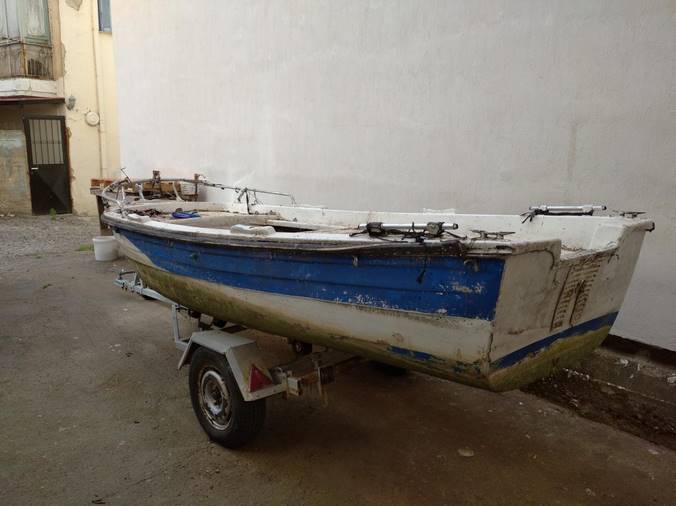 Ημιβυθισμένη βάρκα βρέθηκε στην λίμνη της Καστοριάς