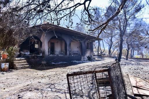 Φωτιά στο Λουτράκι: Κάηκαν σπίτια – Εγιναν στάχτη 20.000 στρέμματα δάσους