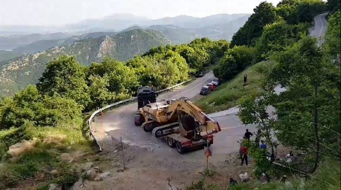 Νυμφαίο: Η αποχώρηση του σκαπτικού μηχανήματος εν μέσω χειροκροτημάτων (video)