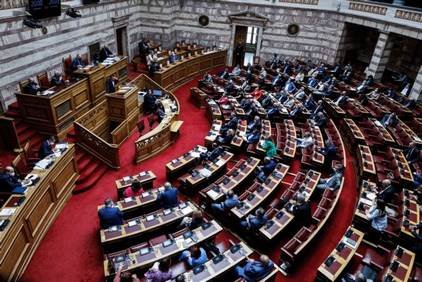 Σφοδρή σύγκρουση στη Βουλή για το εργασιακό – Ονομαστική ψηφοφορία ζήτησε ο πρωθυπουργός