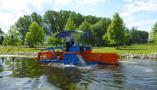 Ξαναπλέει το μηχάνημα της λίμνης Καστοριάς