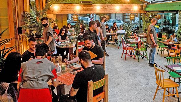 Από την 1η Ιουλίου καταργείται η απαγόρευση κυκλοφορίας, ανοίγουν τα  κέντρα διασκέδασης και οι γάμοι με 300 άτομα