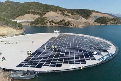 Βυθίστηκε το πλωτό φωτοβολταϊκό ηλεκτρικής ενέργειας της Αλβανίας