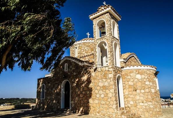 Νεαρός ιερέας με καταγωγή από τις Σέρρες ο δράστης της επίθεσης στη Μονή Πετράκη – Καθαιρέθηκε λόγω ναρκωτικών