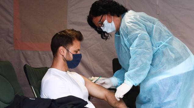 Έρχονται “μπόνους” για τους εμβολιασμένους: Ποια προνόμια εξετάζονται και πότε θα ληφθούν αποφάσεις