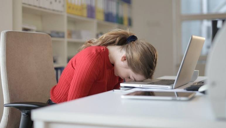 woman-sitting-on-chair-while-leaning-on-laptop-3791136-1170x660