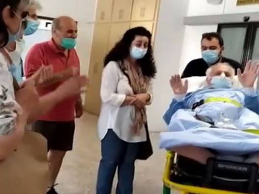 Νίκησε τον κοροναϊό ο Μιχάλης Τρεμόπουλος: Με χειροκροτήματα βγήκε από το νοσοκομείο μετά από 2 και πλέον μήνες- 44 ημέρες στη ΜΕθ, 22 διασωληνωμένος, έχασε 25 κιλά (βίντεο)