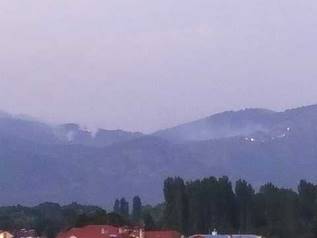 Καστοριά: Μεγάλη πυρκαγιά ξέσπασε από κεραυνό στο Βίτσι