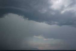 Μετά τον καύσωνα, έρχεται «ψυχρή λίμνη» με επικίνδυνες καταιγίδες