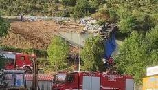 Κοζάνη: Εκτροπή νταλίκας στην Εγνατία – Πυροσβέστες δίνουν μάχη για να απεγκλωβίσουν τον οδηγό