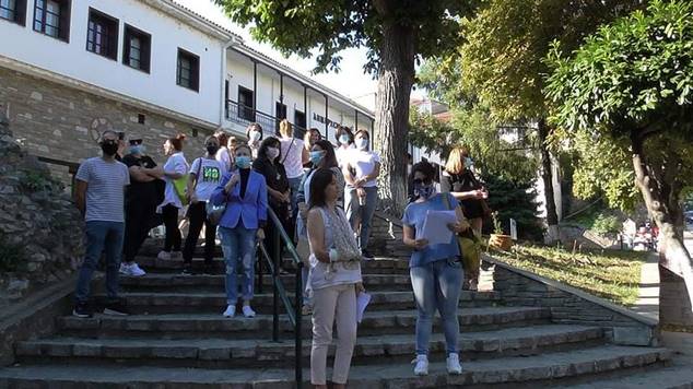 Διαμαρτυρία γονέων του 2ου Δημοτικού Σχολείου Καστοριάς – ΙΦΙΓΕΝΕΙΑ ΔΙΔΑΣΚΑΛΟΥ έξω από το Δημαρχείο