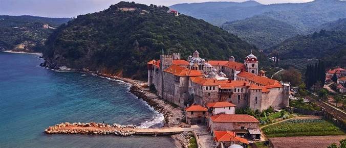 Άγιον Όρος: Παρέμβαση εισαγγελέα για τους αντιεμβολιαστές μοναχούς