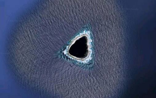 Το μυστήριο του Google Maps: Τι είναι η μαύρη τρύπα στη μέση του ωκεανού