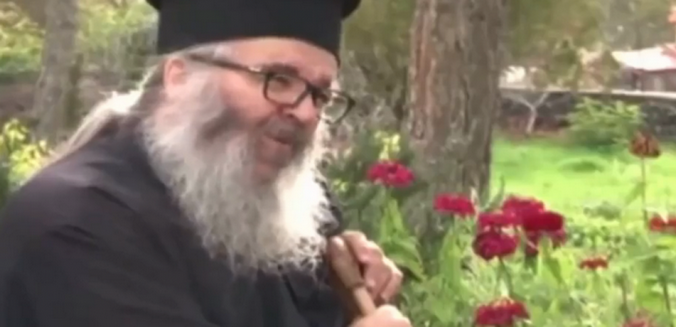 Ιερέας από την Εράτυρα… δίνει ρέστα κατά των αντεμβολιαστών (εκπληκτικό βίντεο)