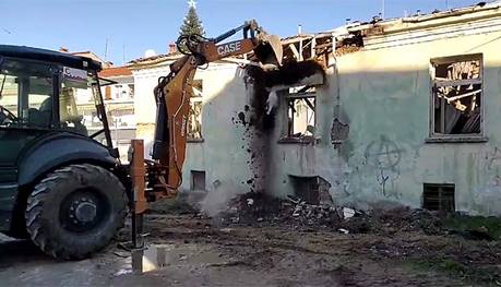 Κατεδαφίστηκε το ετοιμόρροπο κτίσμα στον πεζόδρομο του Άργους Ορεστικού