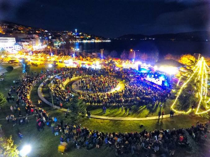 8 με 8: Μία μοναδική χριστουγεννιάτικη βραδιά μας χάρισαν η Ήβη Αδάμου και ο Μιχάλης Stavento!  Συνεχίζουμε σήμερα στην πλατεία Ντολτσό με τις «ΚΟΥΠΕΣ»