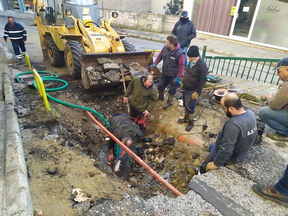 Κρατήρας στη μέση του δρόμου “κατάπιε” απορριμματοφόρο του Δήμου Καστοριάς