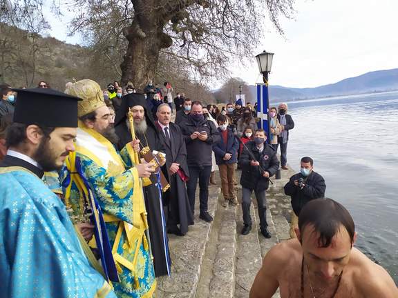 Τα Θεοφάνεια στην Καστοριά – Ο Αγιασμός των υδάτων στην Μαυριώτισσα (φώτο – βίντεο)