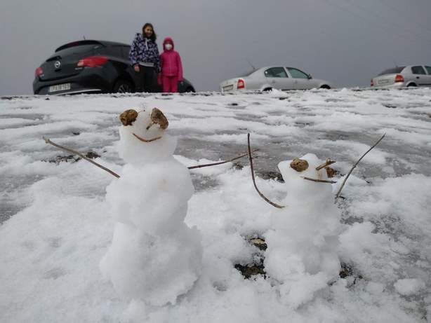 Εικόνες που ανέβασε Καστοριανός από την χιονισμένη Σαντορίνη (φώτο, βίντεο)