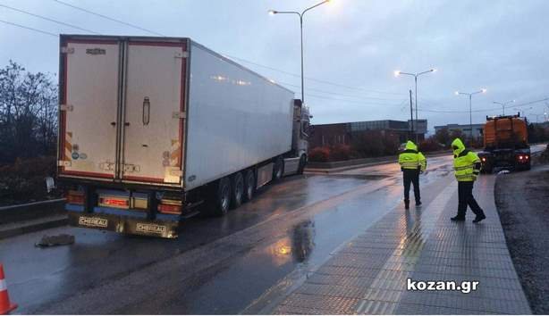 Κοζάνη: Νταλίκα, στην είσοδο της πόλης, εξετράπη της πορείας της κι έπεσε πάνω στο διαχωριστικό διάζωμα (Φωτογραφίες & Βίντεο)