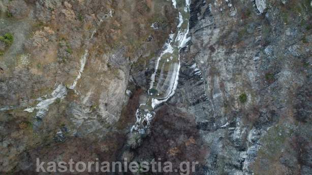 Καστοριά: Πάγωσε ο καταρράκτης της Αγίας Άννας (φώτο)