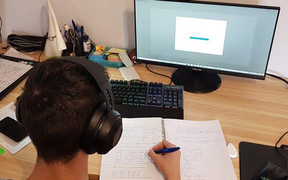 Ιστορίες τηλεκπαίδευσης: «Ακούγαμε συνεχώς μια μαμά να λέει “πες το, το ξέρεις”»