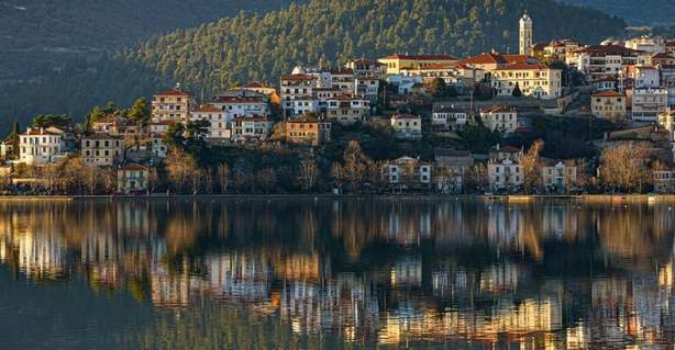 Ταξίδι στην Καστοριά: Γιατί την αποκαλούν «η πιο όμορφη πόλη της Ελλάδας»;