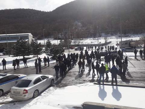 Συμβαίνει τώρα: Οι αγρότες της Καστοριάς απέκλεισαν το Τελωνείο της Κρυσταλλοπηγής