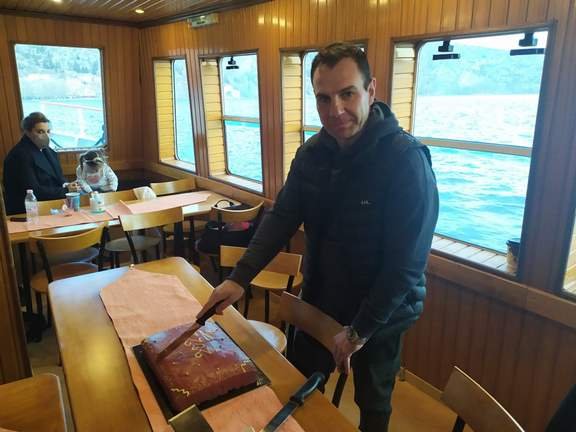 “Εν πλω” έκοψε την βασιλόπιτα ο Δήμαρχος Καστοριάς για τους δημοσιογράφους