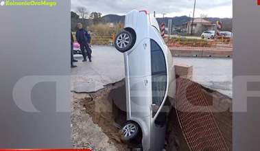 Απίστευτο τροχαίο με οδηγό να πέφτει στο κενό όταν βούλιαξε ο δρόμος