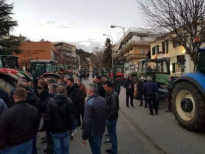 Δεκάδες τρακτέρ έξω από το Περιφερειακό Συμβούλιο-Κλειστή η οδός Δημοκρατίας (φώτο – βίντεο)