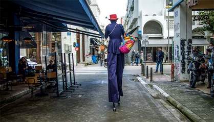 Μετά τις Απόκριες πετάμε τις μάσκες σε εξωτερικούς χώρους – Πού έδωσε «πράσινο φως» σήμερα η Επιτροπή