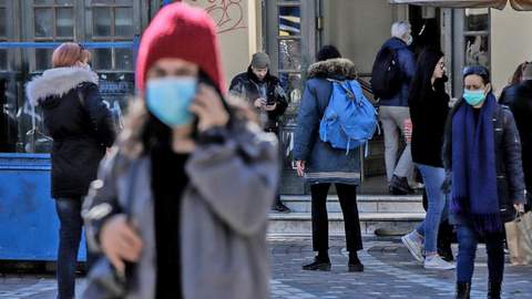 Τέλος στις μάσκες στους εξωτερικούς χώρους μετά την Καθαρά Δευτέρα – Τι θα ακολουθήσει