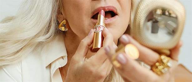 Ελιξίριο νεότητας: Γύρισαν το δέρμα 53χρονης… 30 χρόνια πίσω!